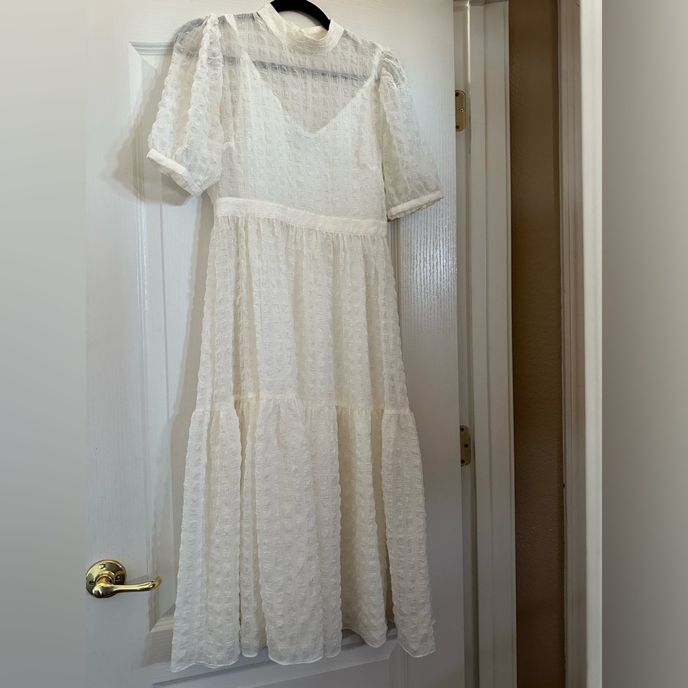 H&M Womens Ivory Short Ballon Sleeve Tiered midi dress.